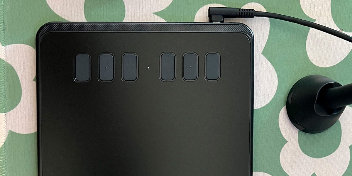 Closeup of HUION Inspiroy H640P on green and white background Closeup of HUION Inspiroy H640P on green and white background