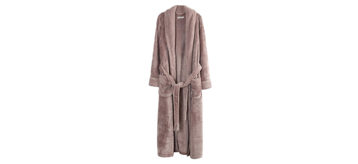 https://cdn7.bestreviews.com/images/v4desktop/image-full-page-cb/best-robes-amazon-gifts-richie-house-women-s-plush-soft-warm-fleece-bathrobe.jpg?p=w1228